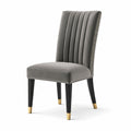 Chaise en velours gris avec pieds en bois et détails dorés