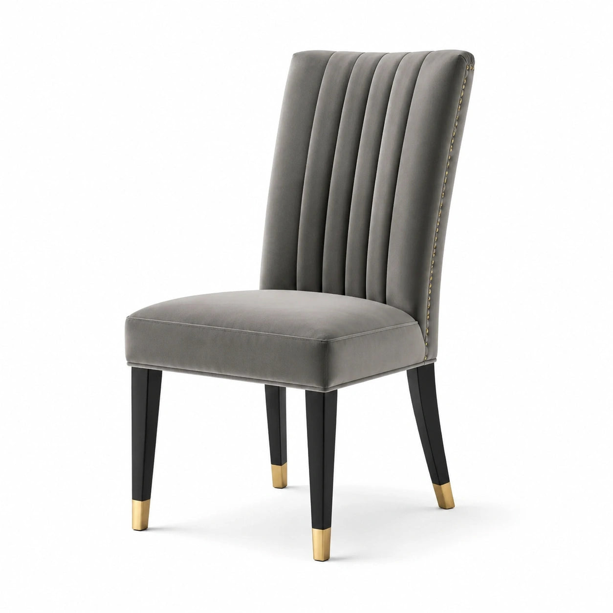 Chaise en velours gris avec pieds en bois et détails dorés