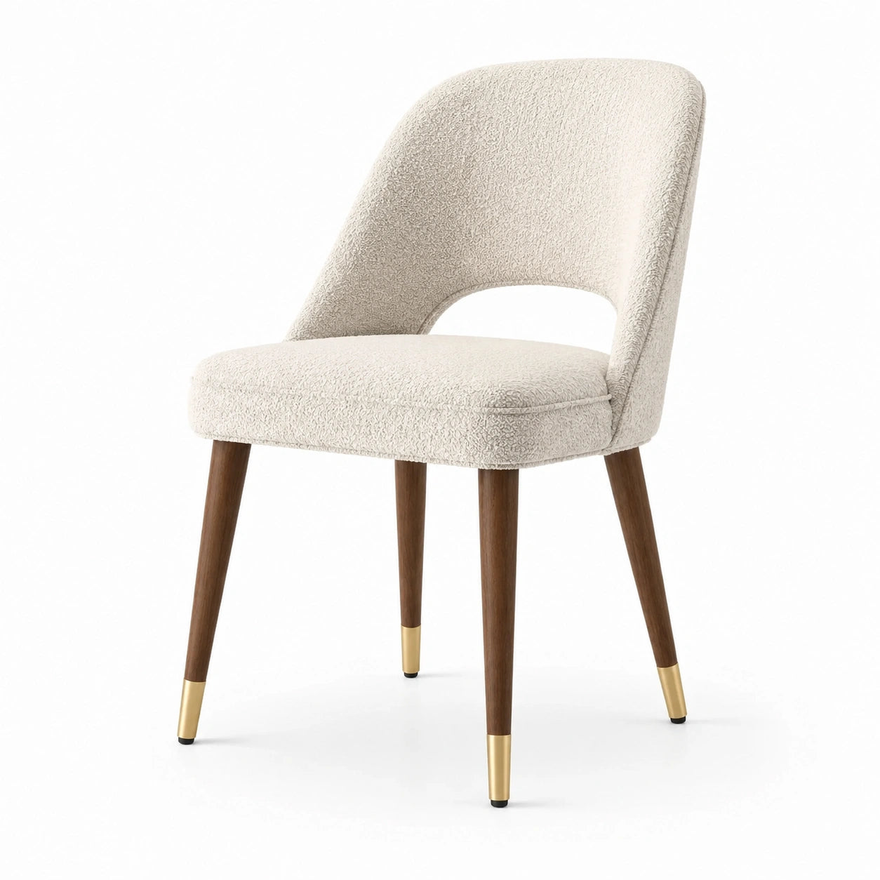 Chaise en tissu bouclé beige avec pieds en bois et embouts dorés